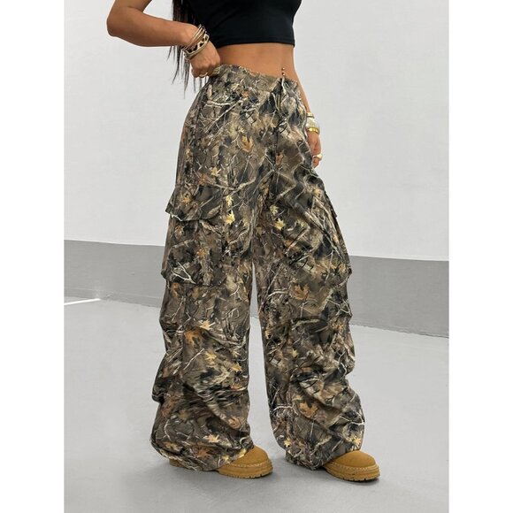 Women's Camo Print Cargo Pants - Soft Baggy Trousers with Elastic Waist - Picture 5 of 6